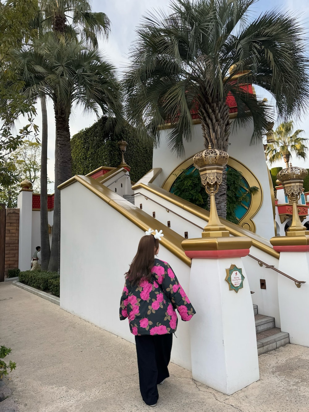 ブラック系のサロペット/オーバーオール、ピンク系のダウンジャケット/コート、シルバー系のローファーを着用したレディースの冬コーディネートの5枚目の写真