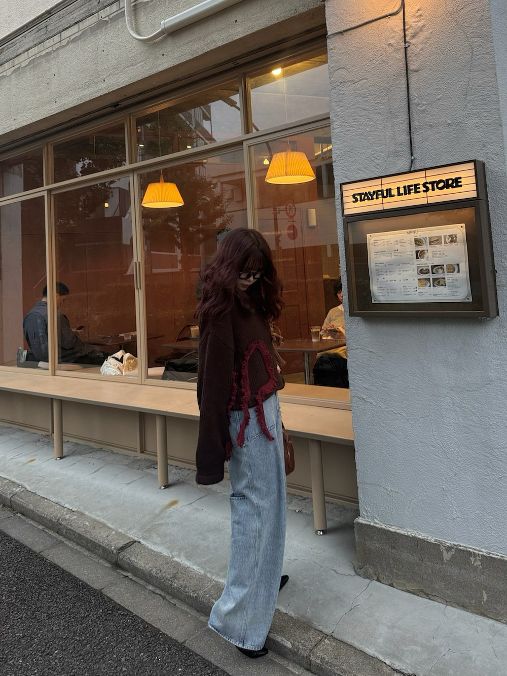 ブラック系のパンプス、ブラウン系のボストンバッグ、ブラウン系のニット/セーターを着用したレディースの秋コーディネートの4枚目の写真