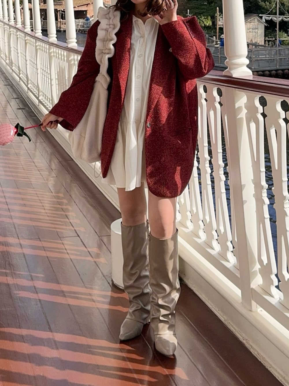 ベージュ系のブーツ、レッド系のテーラードジャケット、ホワイト系のワンピース/ドレスを着用したレディースの秋コーディネートの3枚目の写真