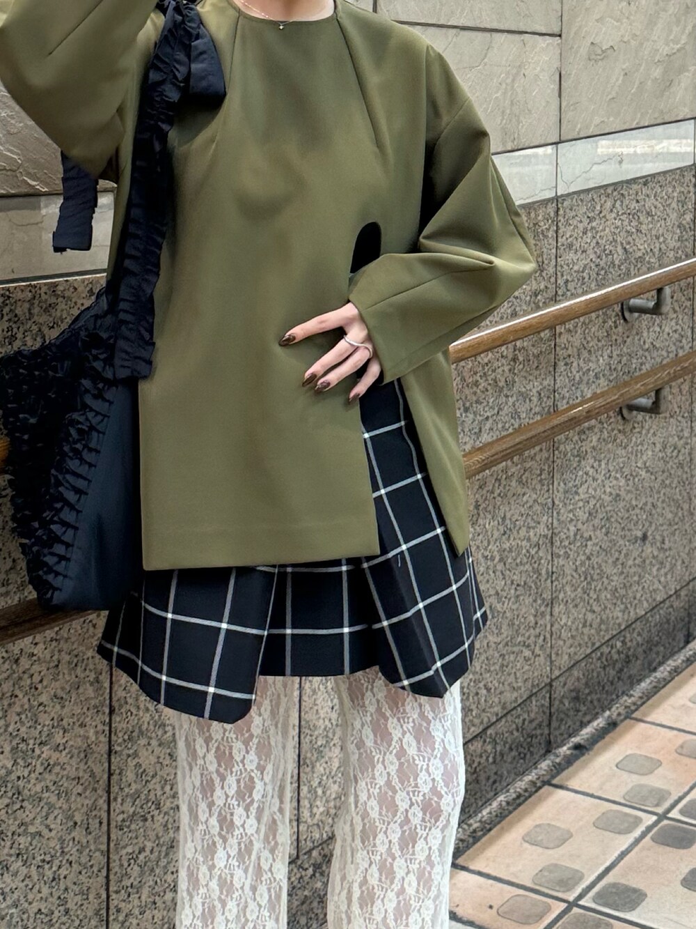 ブラック系のトートバッグ、ホワイト系のパンツ、ベージュ系のサンダルを着用したレディースの秋コーディネートの4枚目の写真