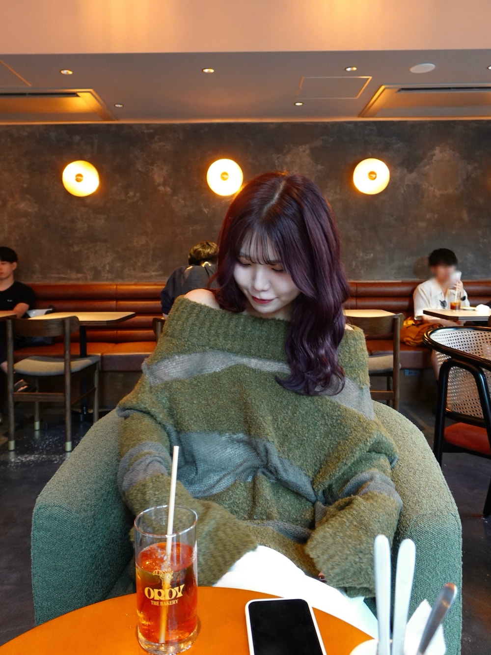 グリーン系のニット/セーター、ホワイト系のスラックス、シルバー系のローファーを着用したレディースの秋コーディネートの4枚目の写真