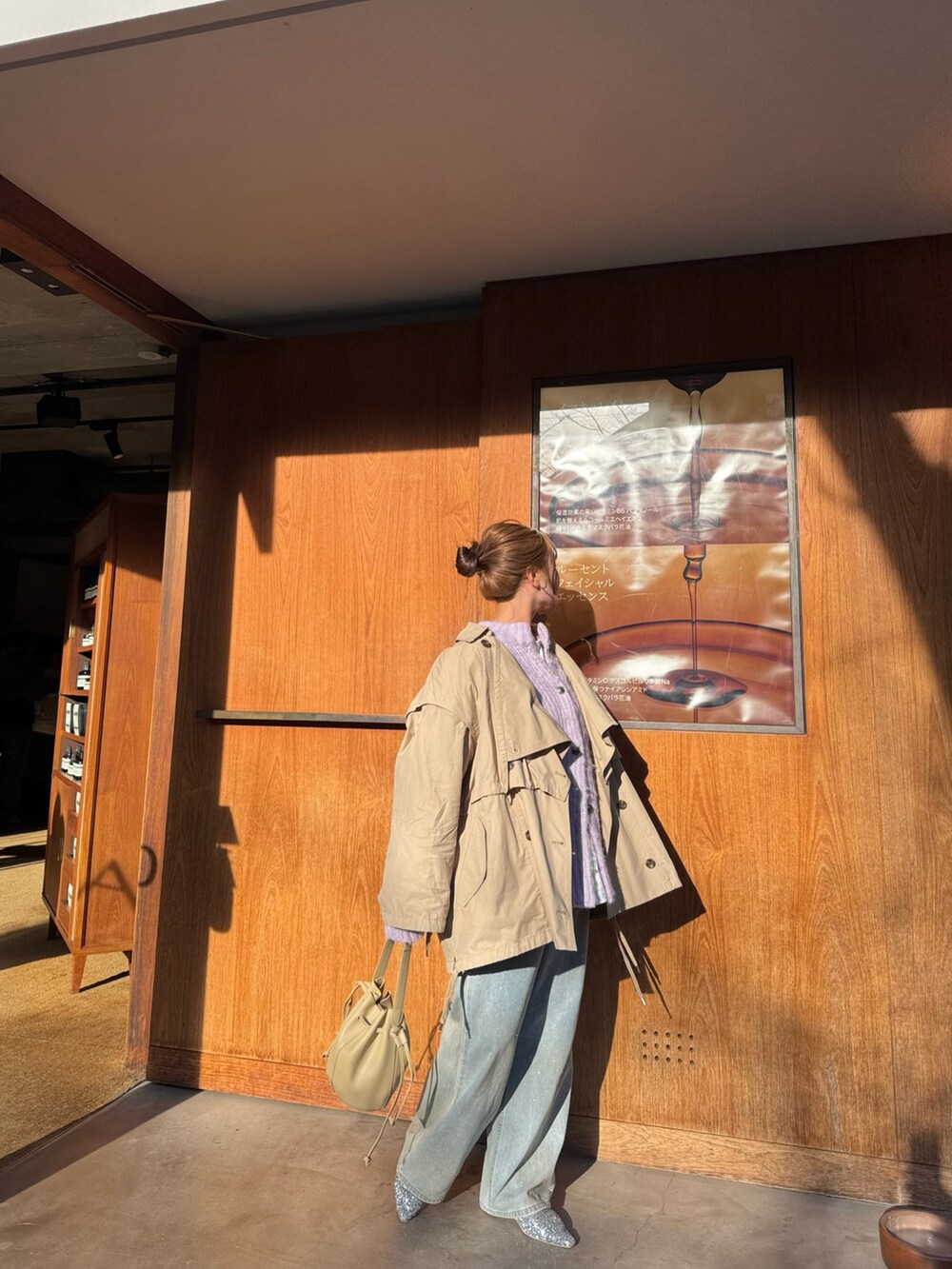 ベージュ系のベスト、パープル系のカーディガン/ボレロ、ベージュ系のショルダーバッグを着用したレディースの春コーディネートの2枚目の写真