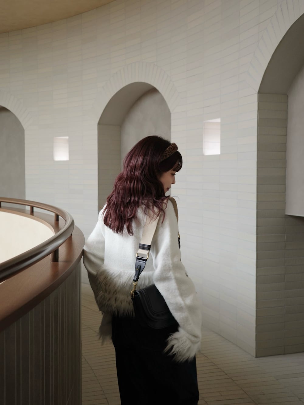 ブルー系のデニムパンツ、ホワイト系のニット/セーターを着用したレディースの冬コーディネートの3枚目の写真