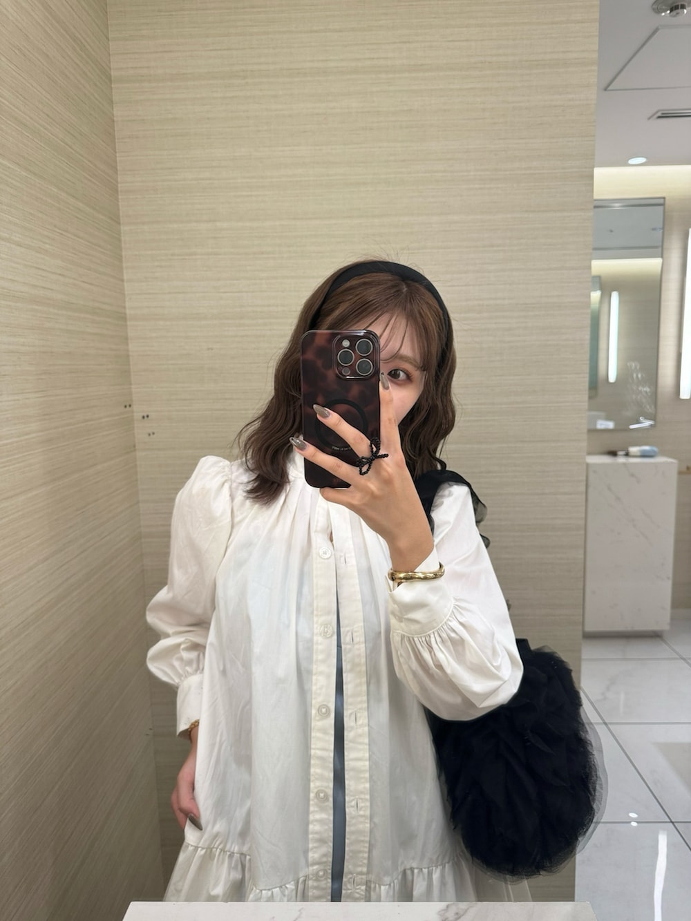 ホワイト系のパンツ、ホワイト系のブーツ、ホワイト系のワンピース/ドレスを着用したレディースの秋コーディネートの2枚目の写真