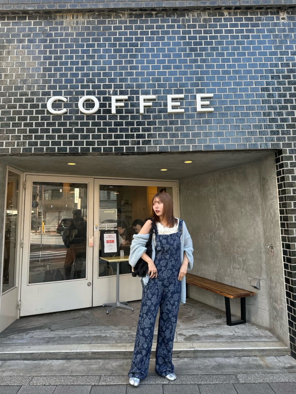 ブルー系のサロペット/オーバーオール、シルバー系のブーツ、ブルー系のカーディガン/ボレロを着用したレディースの夏コーディネートの4枚目の写真