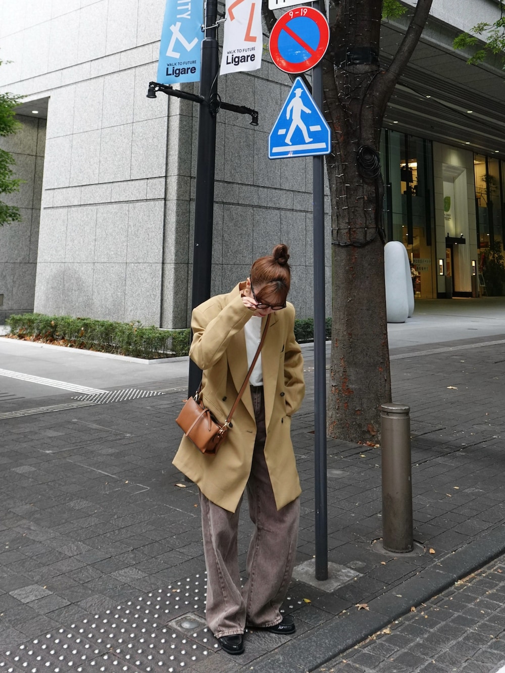 ブラウン系のその他パンツ、ブラック系のローファー、イエロー系のショルダーバッグを着用したレディースの秋コーディネートの3枚目の写真