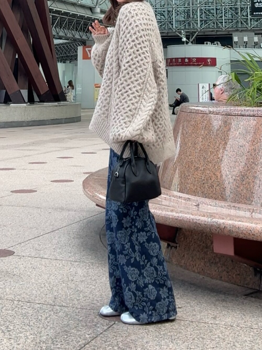 ブラウン系のニット/セーター、ブルー系のサロペット/オーバーオール、シルバー系のブーツを着用したレディースの秋コーディネートの2枚目の写真