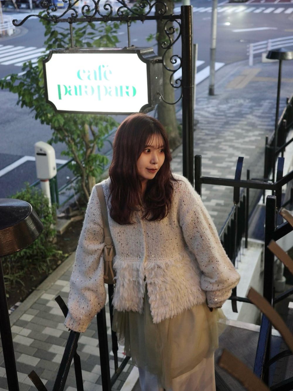 ベージュ系のショルダーバッグ、ベージュ系のサンダル、ホワイト系のスラックスを着用したレディースの秋コーディネートの5枚目の写真