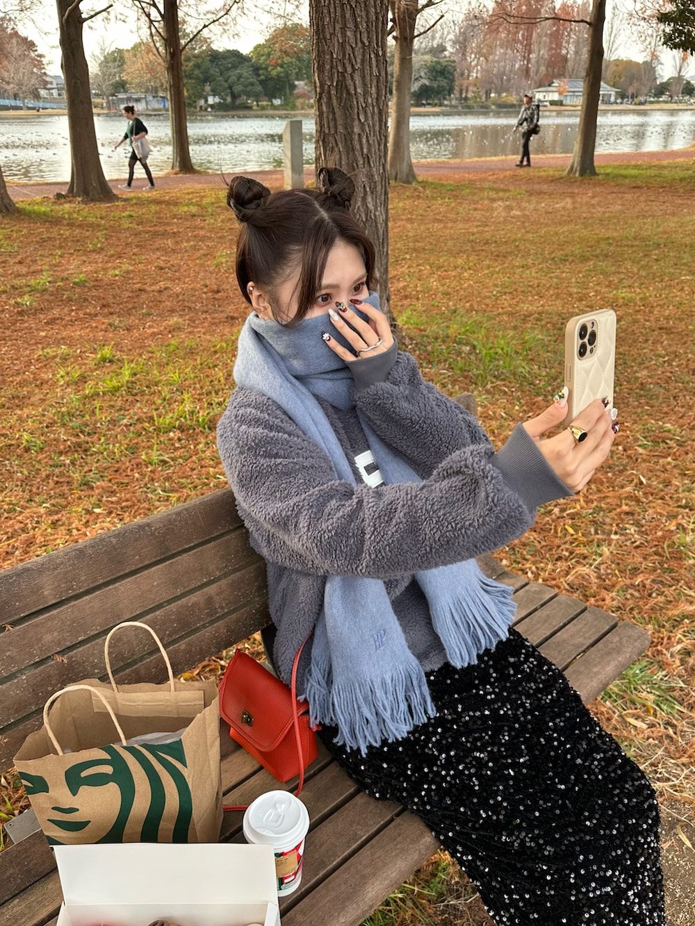 ブラック系のブーツ、ブラック系のスカート、グレー系のスウェットを着用したレディースの冬コーディネートの3枚目の写真