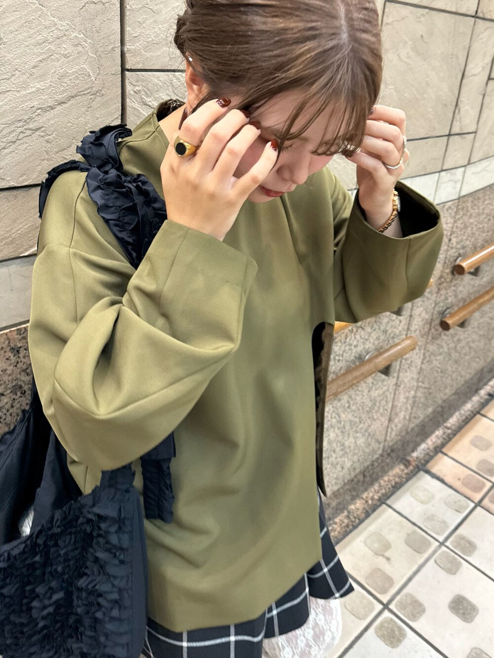 ブラック系のトートバッグ、ホワイト系のパンツ、ベージュ系のサンダルを着用したレディースの秋コーディネートの3枚目の写真