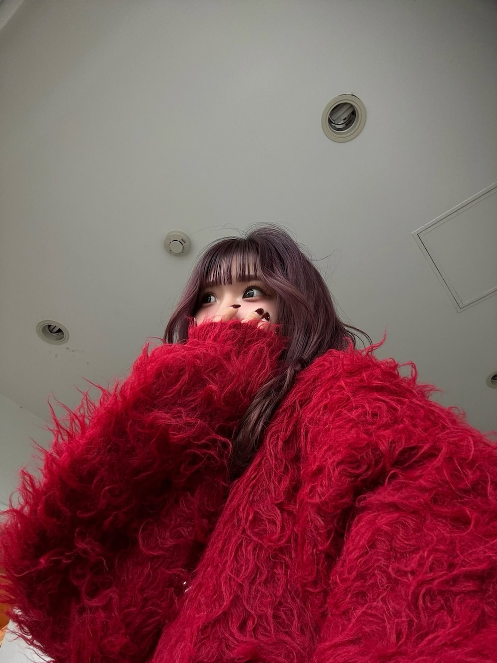 ブラック系のパンプス、ブラック系のショルダーバッグ、ブラック系のパンツを着用したレディースの秋コーディネートの5枚目の写真