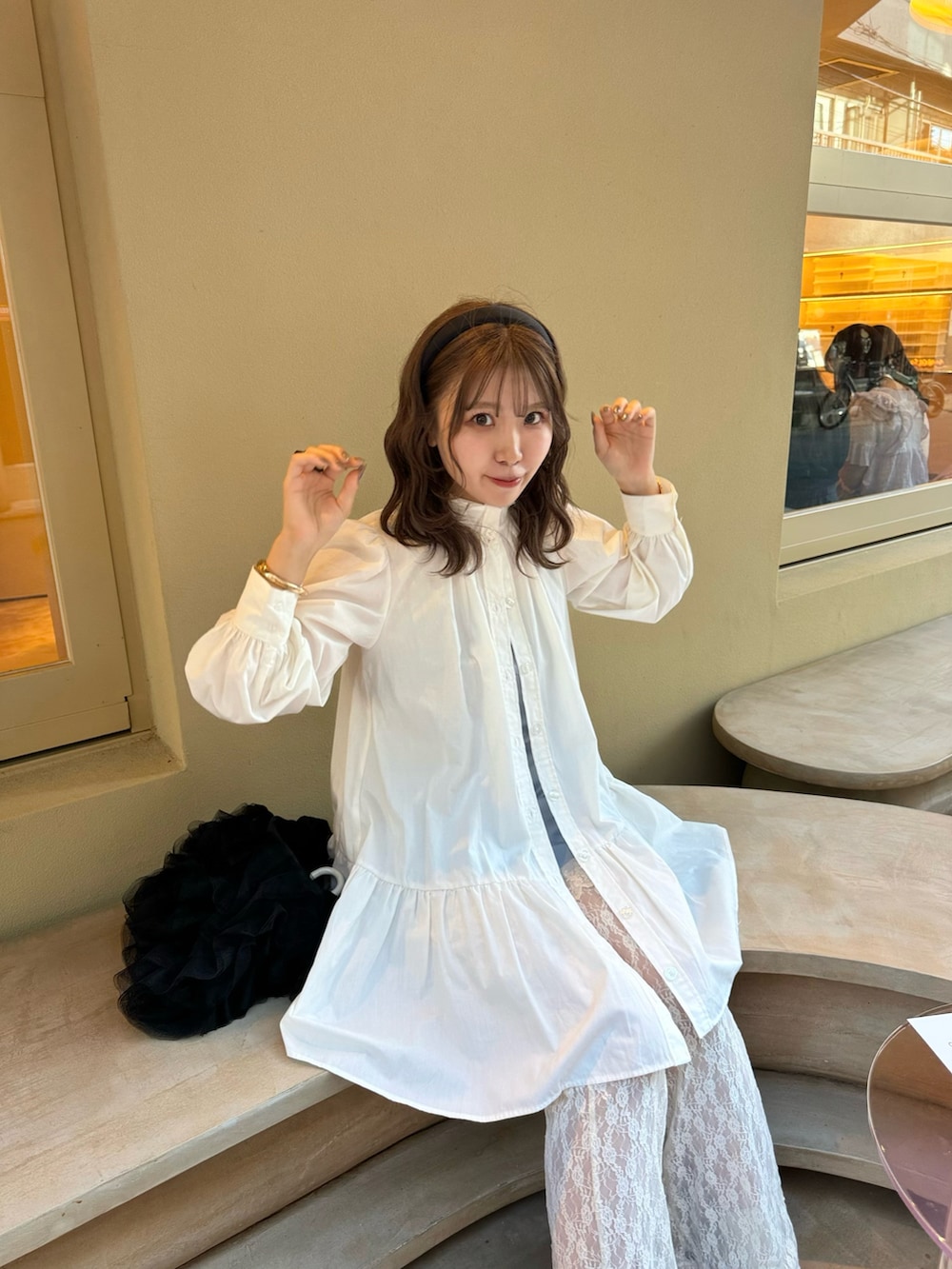 ホワイト系のパンツ、ホワイト系のブーツ、ホワイト系のワンピース/ドレスを着用したレディースの秋コーディネートの4枚目の写真