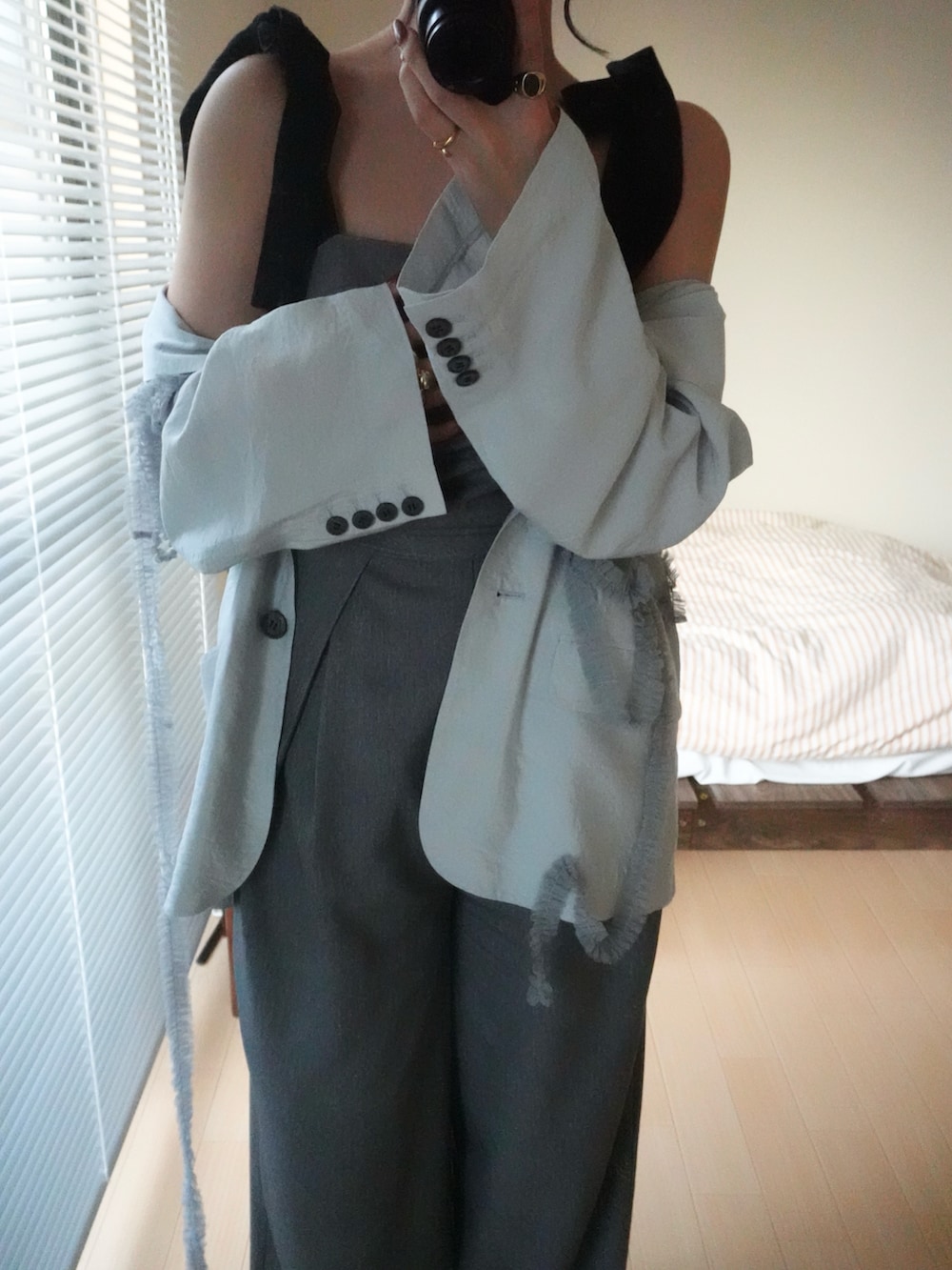 グレー系のオールインワン・サロペット、グレー系のジャケット/アウター、ブラック系のハンドバッグを着用したレディースの春コーディネートの4枚目の写真