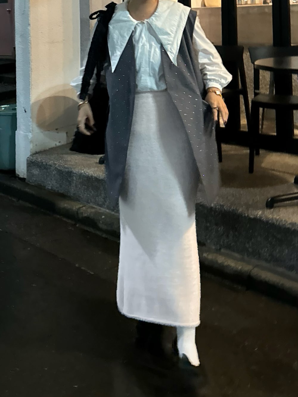 ホワイト系のシャツ/ブラウス、グレー系のベスト、ピンク系のスカートを着用したレディースの秋コーディネートの3枚目の写真