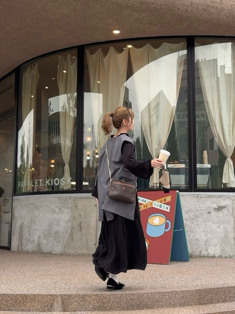 グレー系のベスト、ブラック系のワンピース/ドレスを着用したレディースの夏コーディネートの2枚目の写真