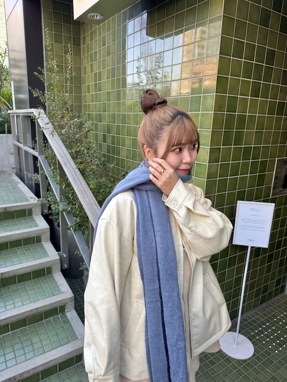 ホワイト系のブルゾン、ホワイト系のスラックス、ホワイト系のカーディガン/ボレロを着用したレディースの春コーディネートの4枚目の写真