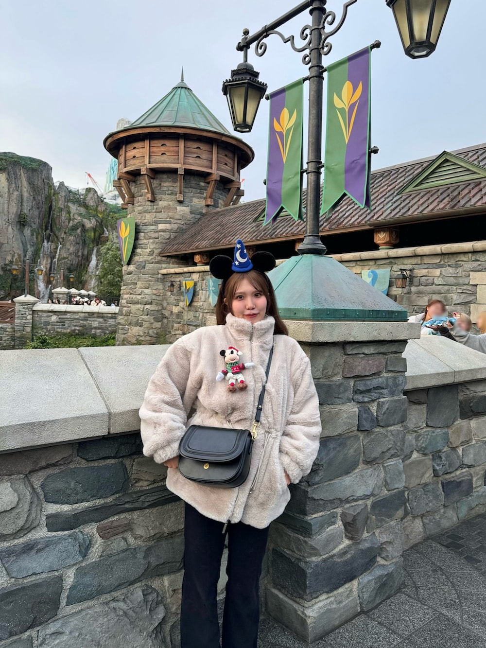 ベージュ系のジャケット/アウター、ブラック系のバッグ、ブラック系のその他パンツを着用したレディースの秋コーディネートの2枚目の写真