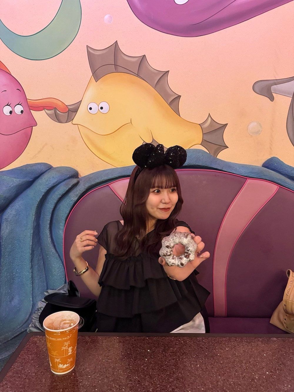 ホワイト系のスカート、シルバー系のローファー、ブラック系のシャツ/ブラウスを着用したレディースの夏コーディネートの3枚目の写真