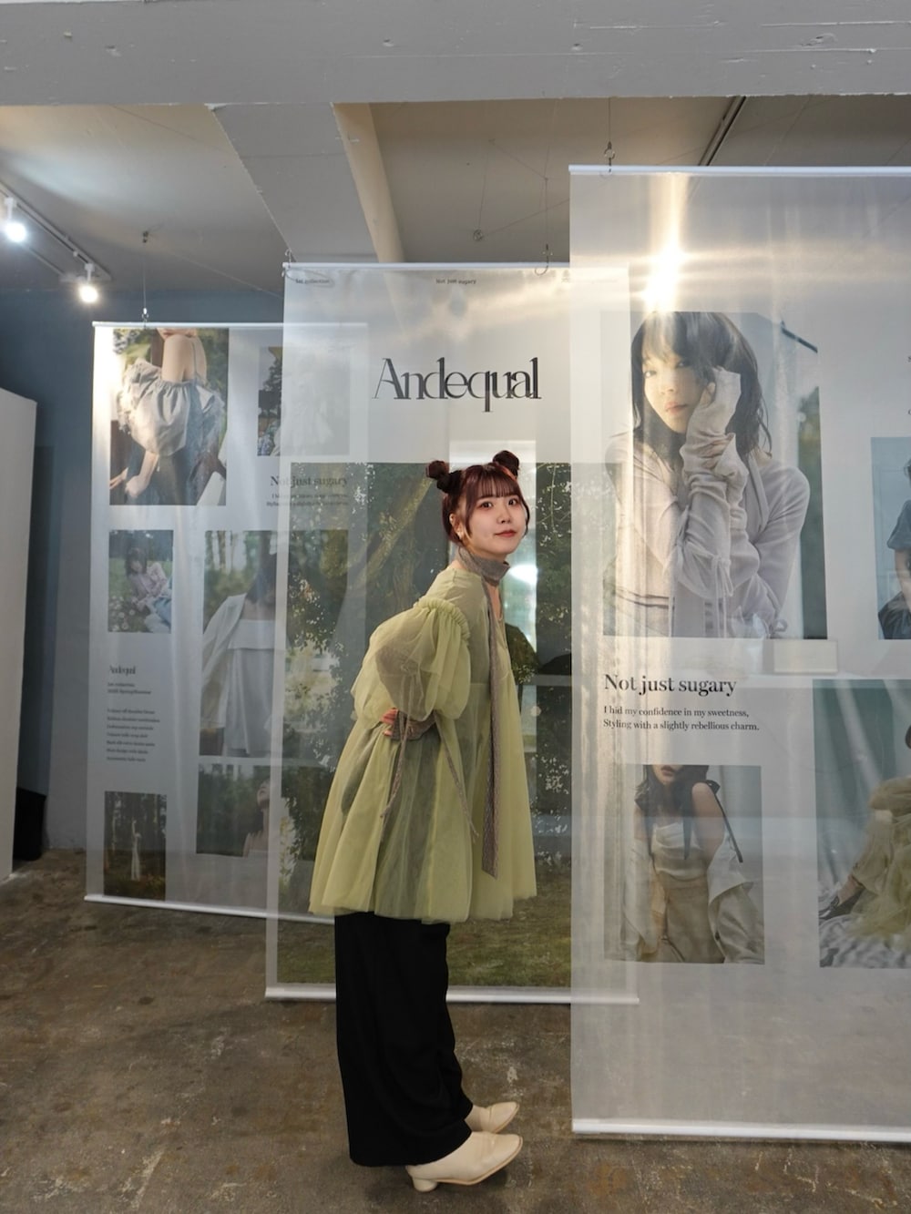 グリーン系のシャツ/ブラウス、ブラック系のパンツ、ブラウン系のトップスを着用したレディースの春コーディネートの5枚目の写真