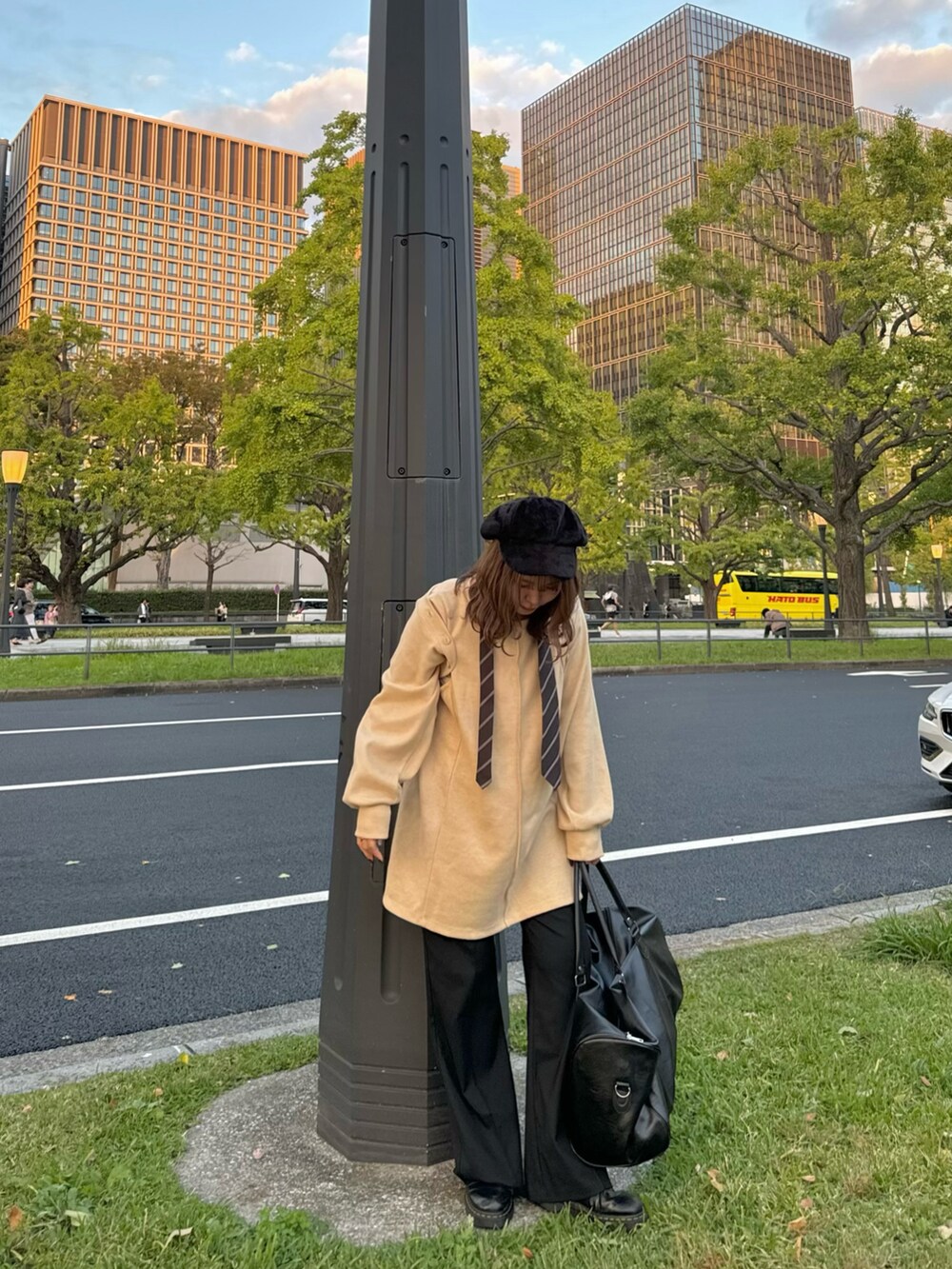 ホワイト系のカーディガン/ボレロ、ブラック系のパンツを着用したレディースの秋コーディネートの4枚目の写真