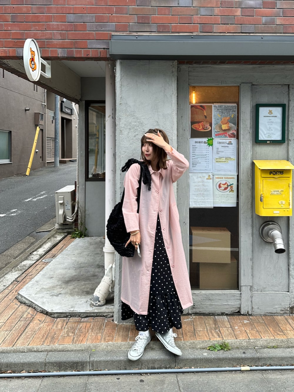 ブラック系のトートバッグ、シルバー系のスニーカー、ブラック系のスカートを着用したレディースの夏コーディネートの5枚目の写真