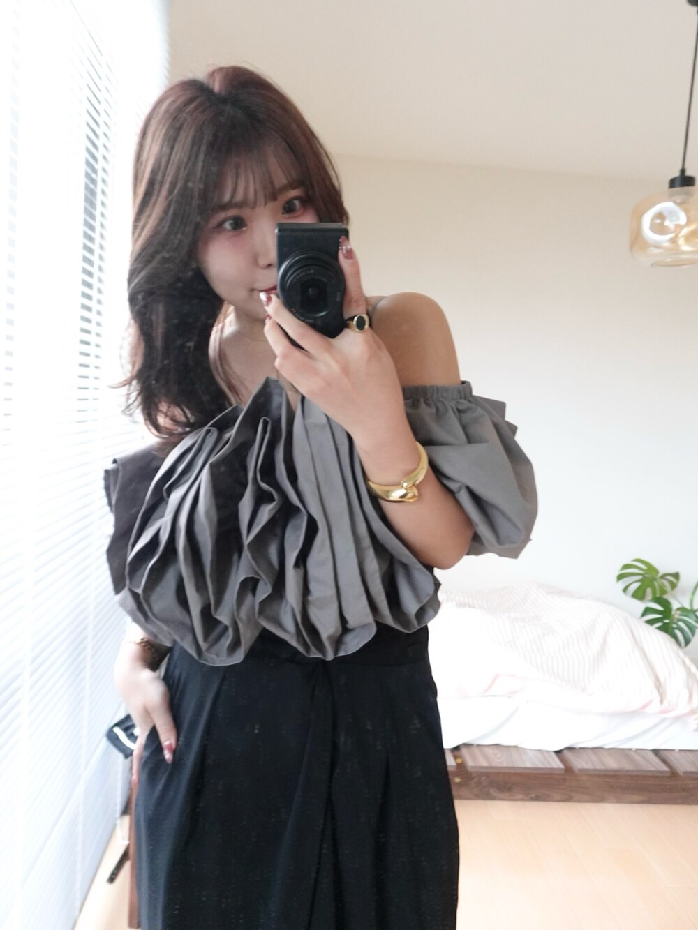 ベージュ系のハンドバッグ、グレー系のシャツ/ブラウス、ブラック系のパンツを着用したレディースの春コーディネートの5枚目の写真