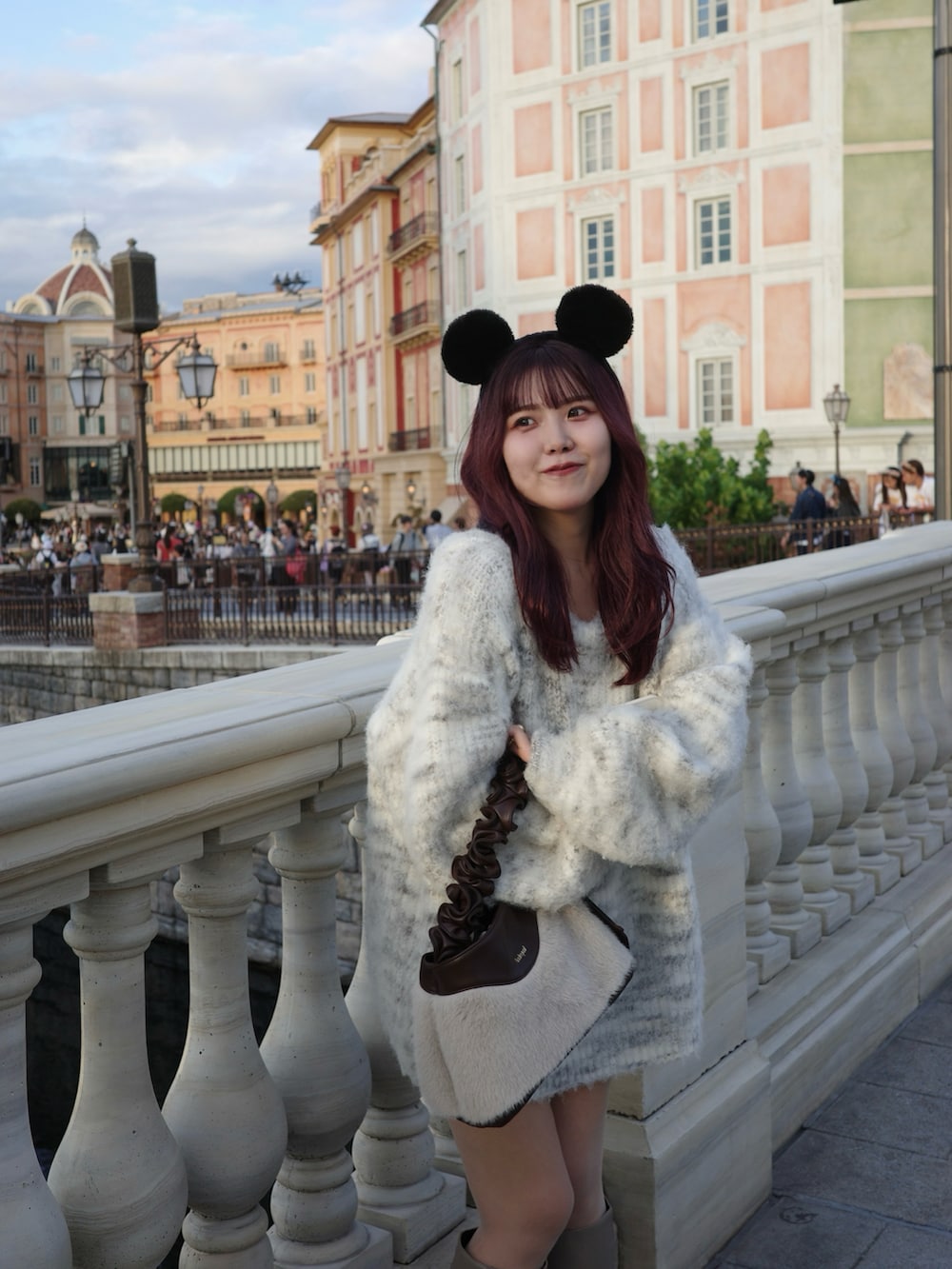 グレー系のニット/セーター、ベージュ系のブーツを着用したレディースの秋コーディネートの5枚目の写真