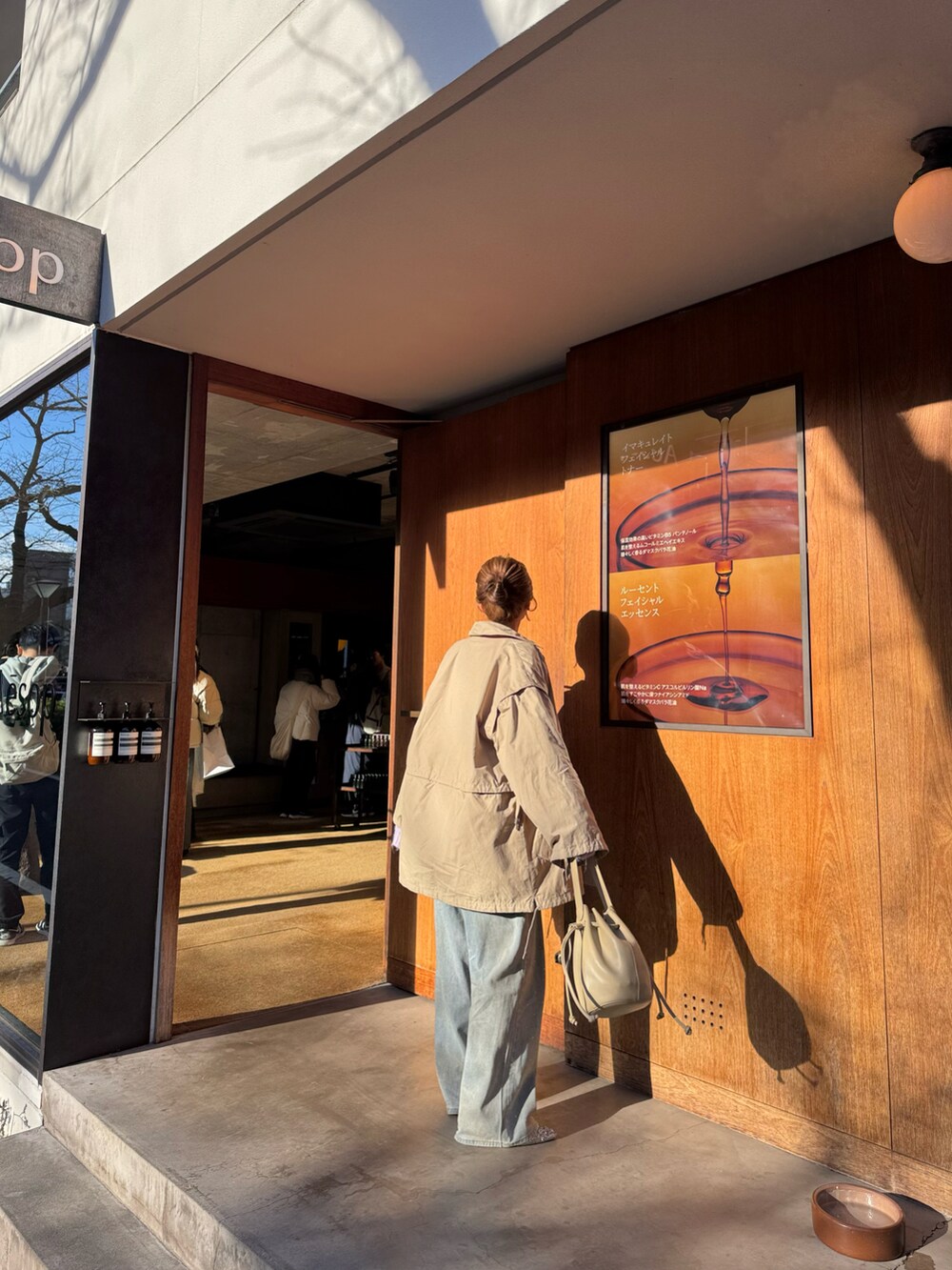 ベージュ系のベスト、パープル系のカーディガン/ボレロ、ベージュ系のショルダーバッグを着用したレディースの春コーディネートの5枚目の写真