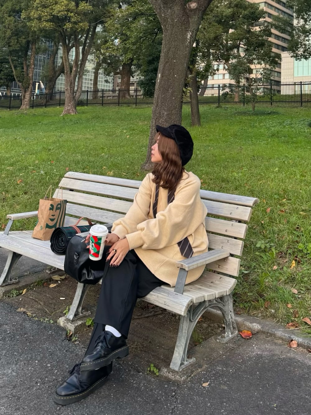 ホワイト系のカーディガン/ボレロ、ブラック系のパンツを着用したレディースの秋コーディネートの5枚目の写真