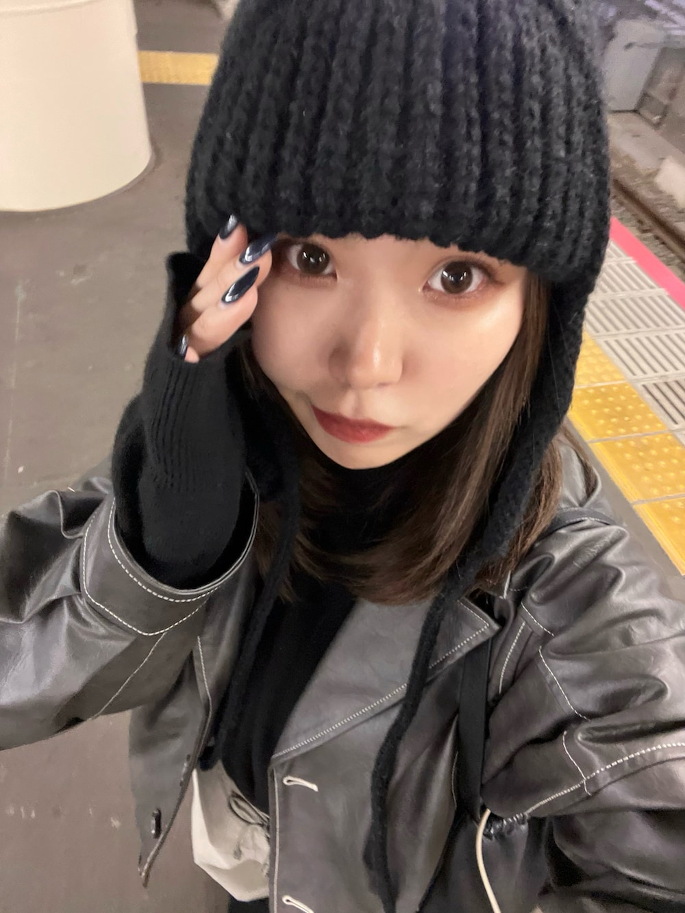 ブラック系のブーツ、グレー系のブルゾン、グリーン系のパンツを着用したレディースの冬コーディネートの5枚目の写真