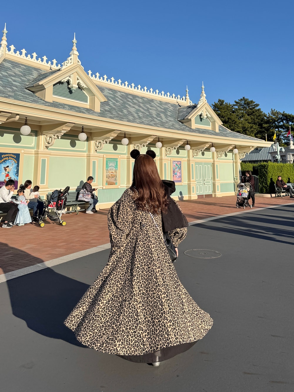 その他のその他アウター、シルバー系のパンプス、ブラック系のチョーカーを着用したレディースの冬コーディネートの2枚目の写真