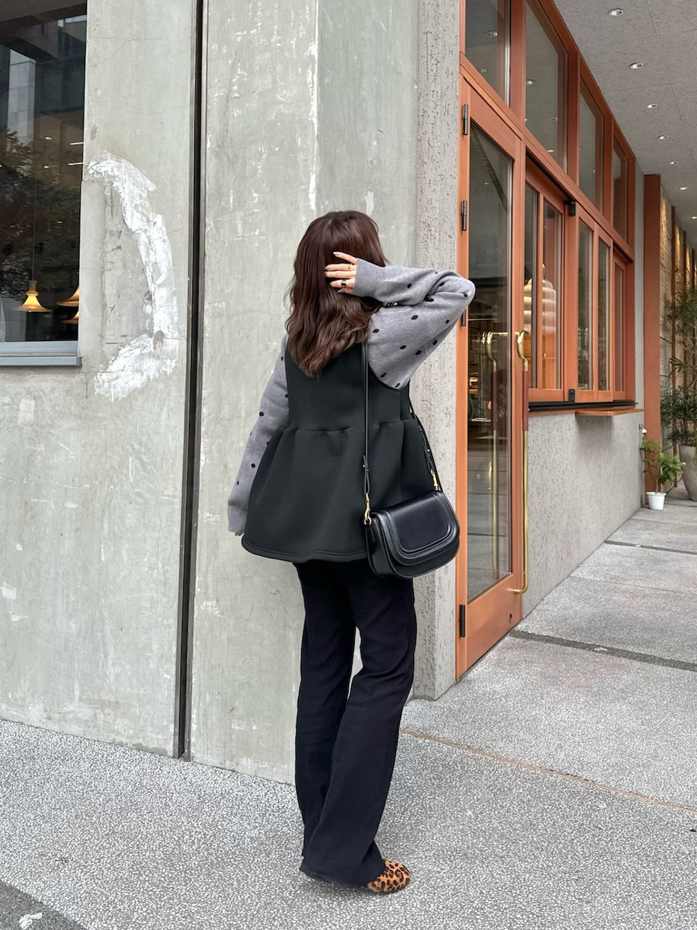 グレー系のニット/セーター、ブラック系のその他パンツ、ブラウン系のバレエシューズを着用したレディースの冬コーディネートの4枚目の写真