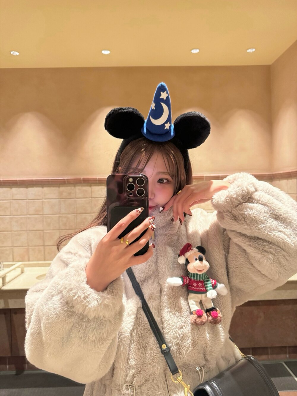 ベージュ系のジャケット/アウター、ブラック系のバッグ、ブラック系のその他パンツを着用したレディースの秋コーディネートの3枚目の写真