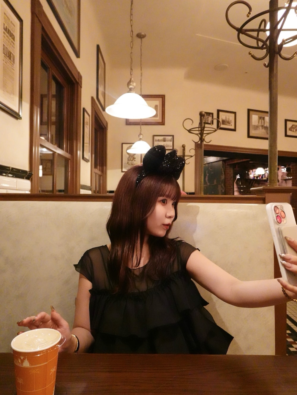 ホワイト系のスカート、シルバー系のローファー、ブラック系のシャツ/ブラウスを着用したレディースの夏コーディネートの5枚目の写真