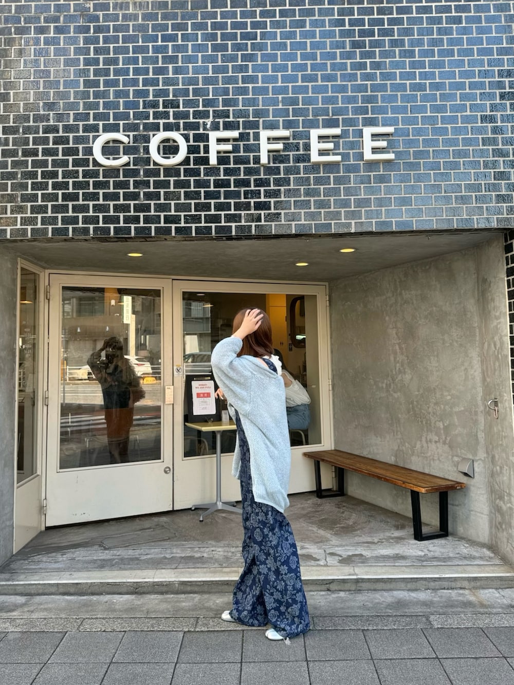 ブルー系のサロペット/オーバーオール、シルバー系のブーツ、ブルー系のカーディガン/ボレロを着用したレディースの夏コーディネートの5枚目の写真