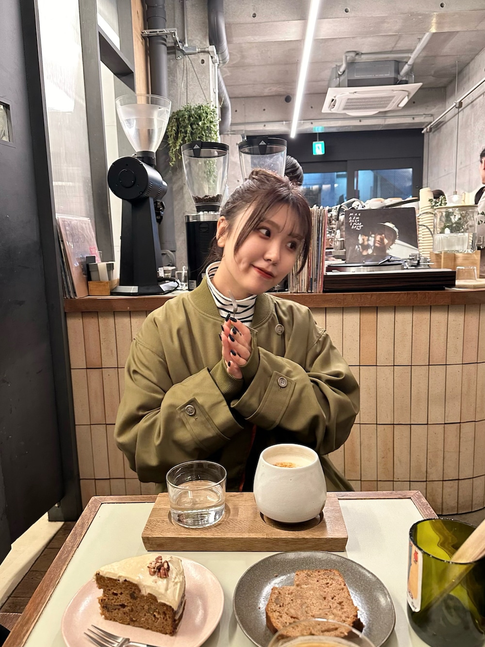 ブラウン系のバレエシューズ、ブラック系のハンドバッグ、グリーン系のMA-1を着用したレディースの冬コーディネートの5枚目の写真