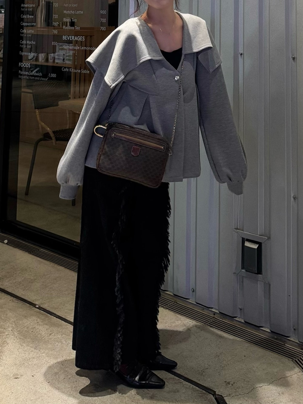 ブラック系のデニムパンツ、グレー系のスウェットを着用したレディースの冬コーディネートの4枚目の写真