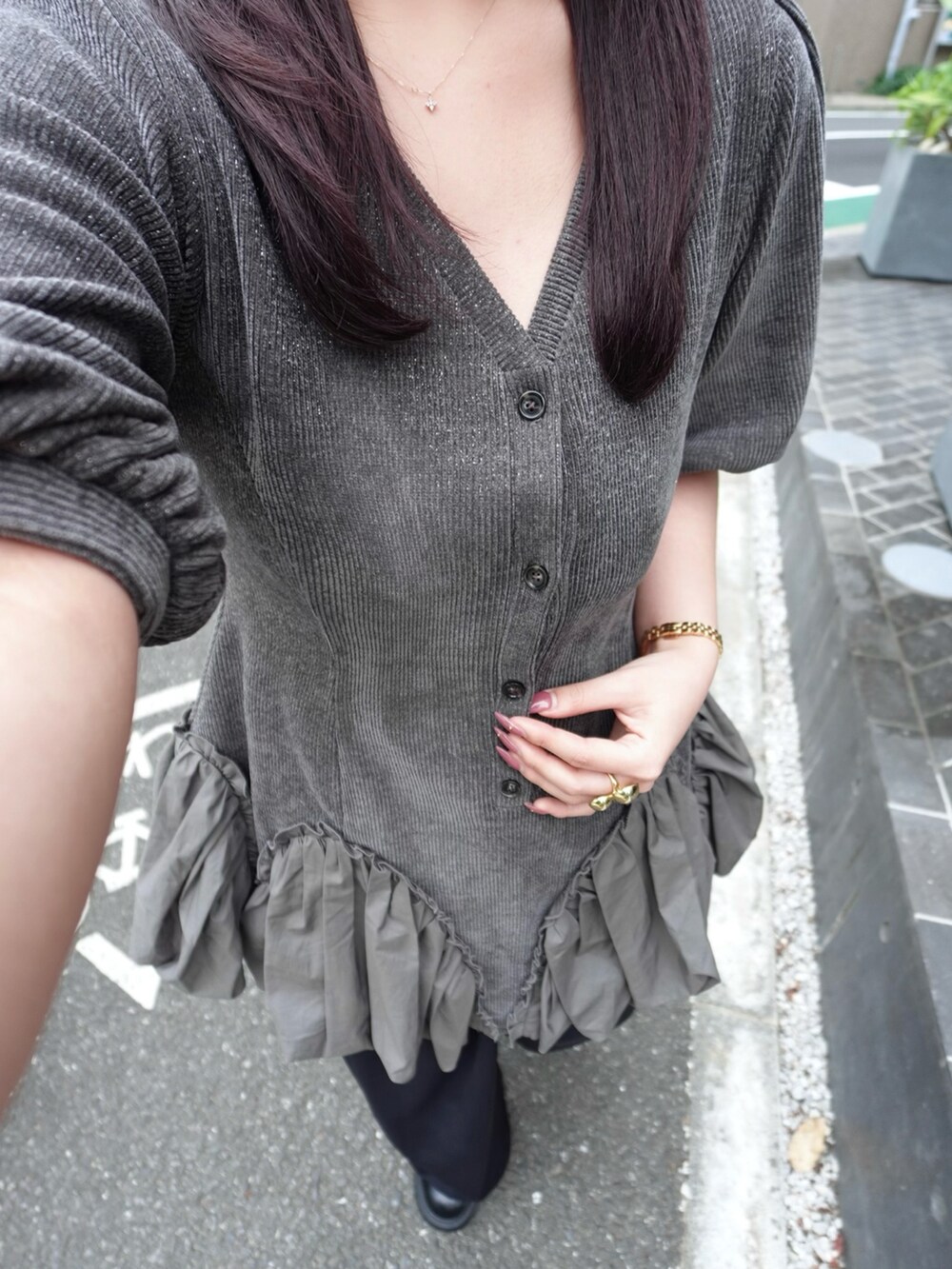 ブラック系のパンツ、グレー系のシャツ/ブラウス、グレー系のニットキャップ/ビーニーを着用したレディースの春コーディネートの2枚目の写真