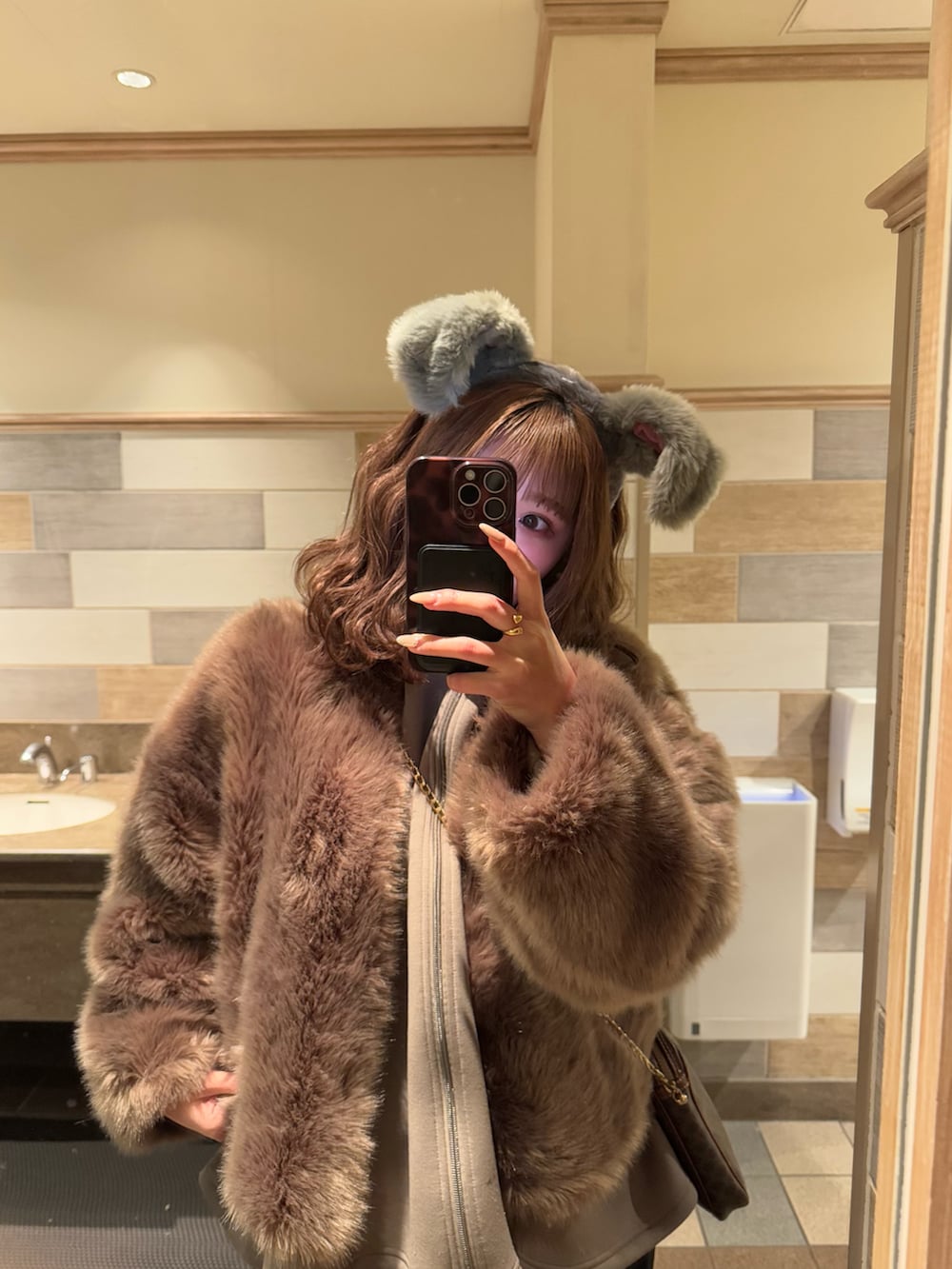 ブラウン系のその他アウター、ブラック系のサロペット/オーバーオール、シルバー系のブーツを着用したレディースの春コーディネートの5枚目の写真