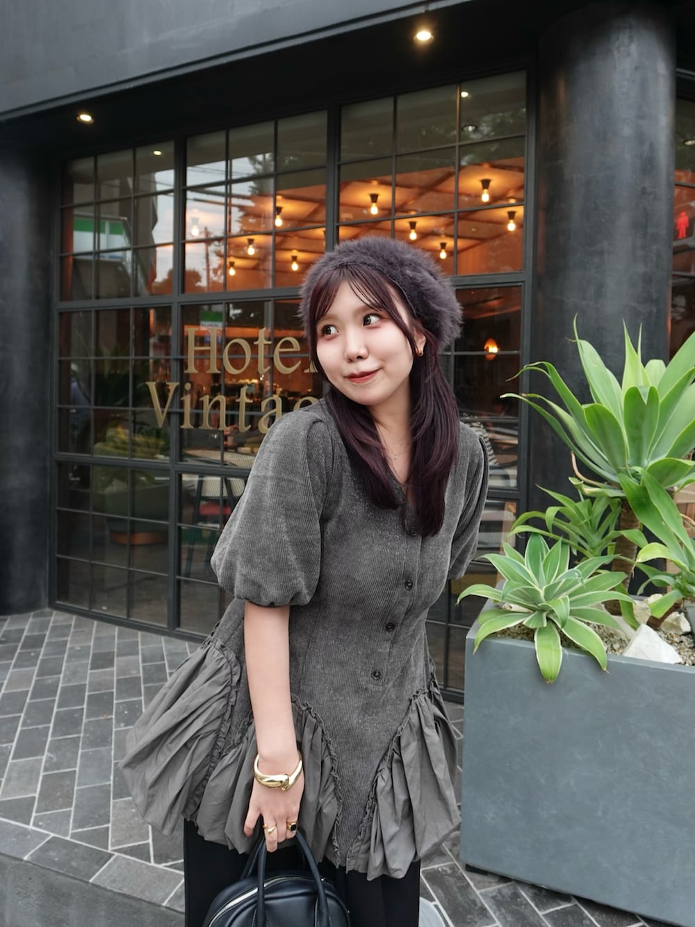 ブラック系のパンツ、グレー系のシャツ/ブラウス、グレー系のニットキャップ/ビーニーを着用したレディースの春コーディネートの3枚目の写真