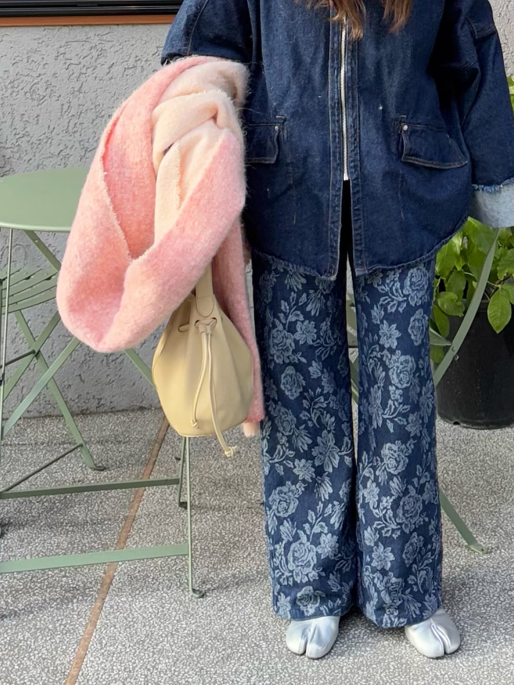 ブルー系のサロペット/オーバーオール、シルバー系のブーツ、ブルー系のデニムジャケットを着用したレディースの春コーディネートの3枚目の写真