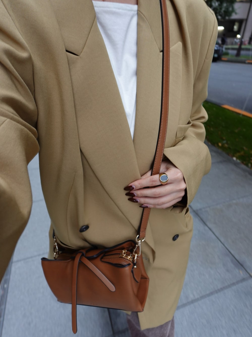 ブラウン系のその他パンツ、ブラック系のローファー、イエロー系のショルダーバッグを着用したレディースの秋コーディネートの4枚目の写真