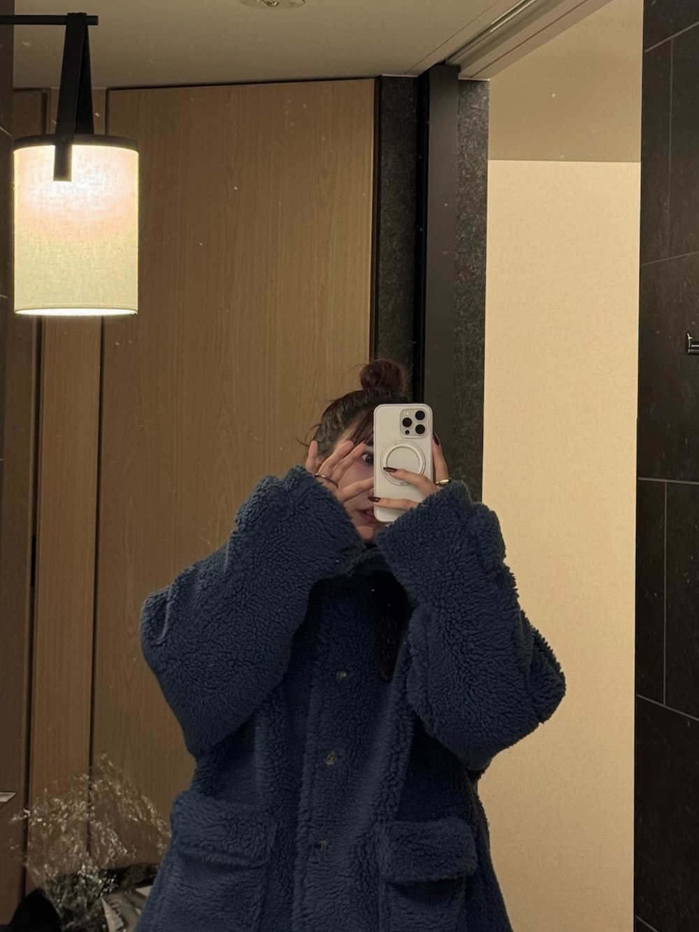 ブルー系のジャケット/アウター、ホワイト系のスカートを着用したレディースの冬コーディネートの2枚目の写真