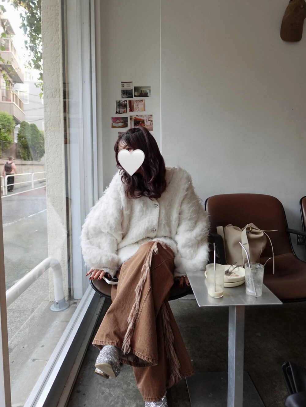 ホワイト系のニット/セーター、ブラウン系のデニムパンツ、シルバー系のローファーを着用したレディースの秋コーディネートの5枚目の写真