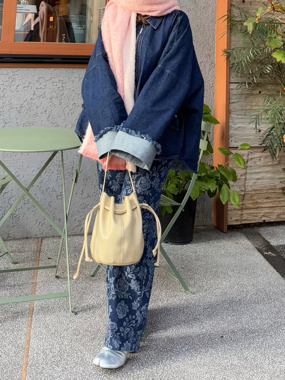 ブルー系のサロペット/オーバーオール、シルバー系のブーツ、ブルー系のデニムジャケットを着用したレディースの春コーディネートの2枚目の写真