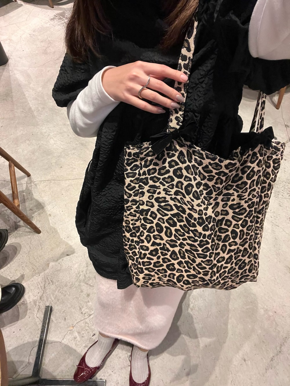 ブラック系のワンピース、ピンク系のスカート、レッド系のバレエシューズを着用したレディースの冬コーディネートの2枚目の写真