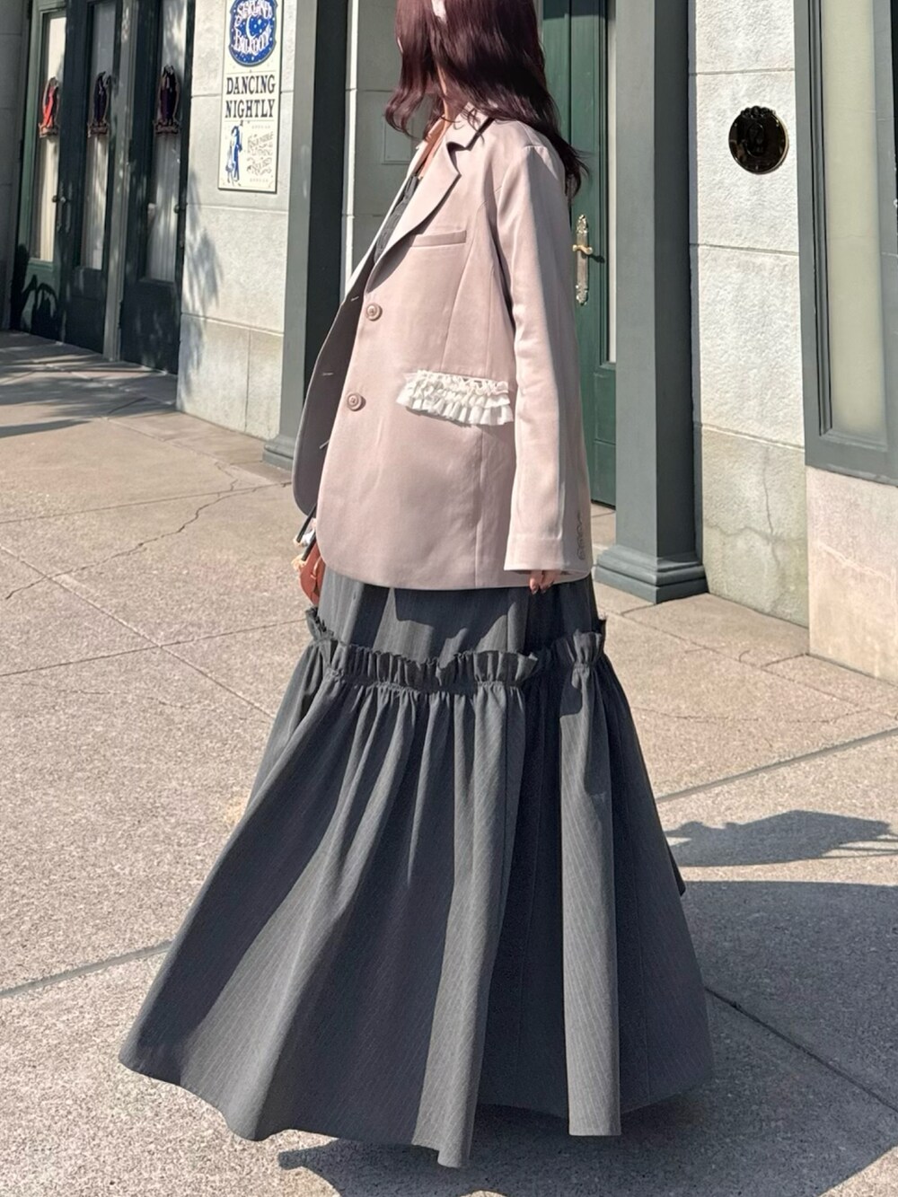 ピンク系のジャケット/アウター、ブラウン系のボストンバッグ、ブラック系のワンピースを着用したレディースの春コーディネートの2枚目の写真