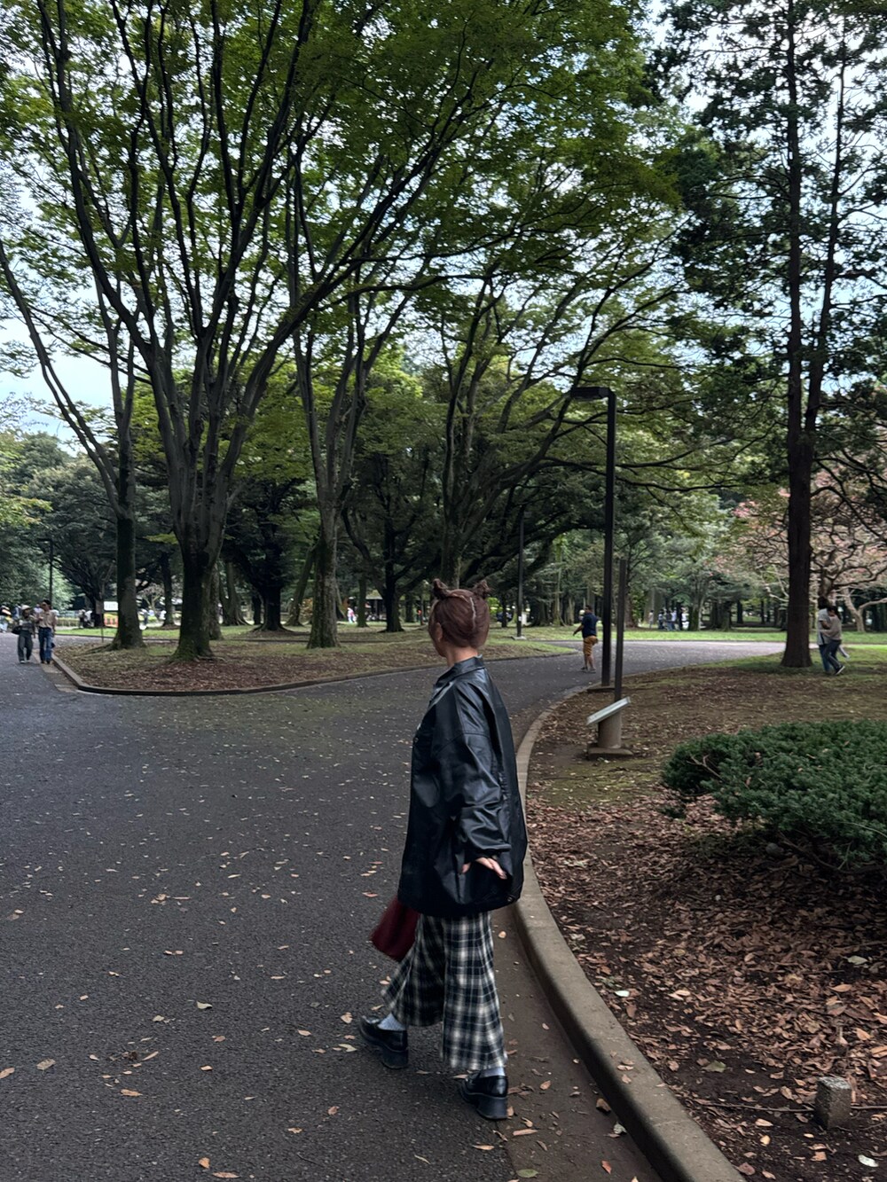 ブラック系のブルゾン、ブラック系のシューズ、ブラック系のスカートを着用したレディースの秋コーディネートの3枚目の写真