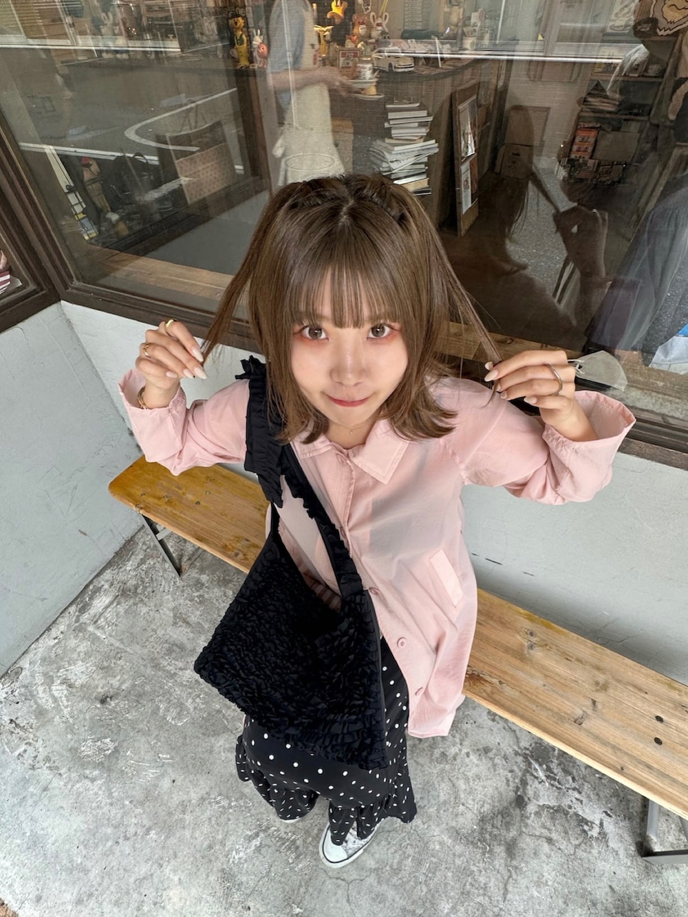 ブラック系のトートバッグ、シルバー系のスニーカー、ブラック系のスカートを着用したレディースの夏コーディネートの4枚目の写真