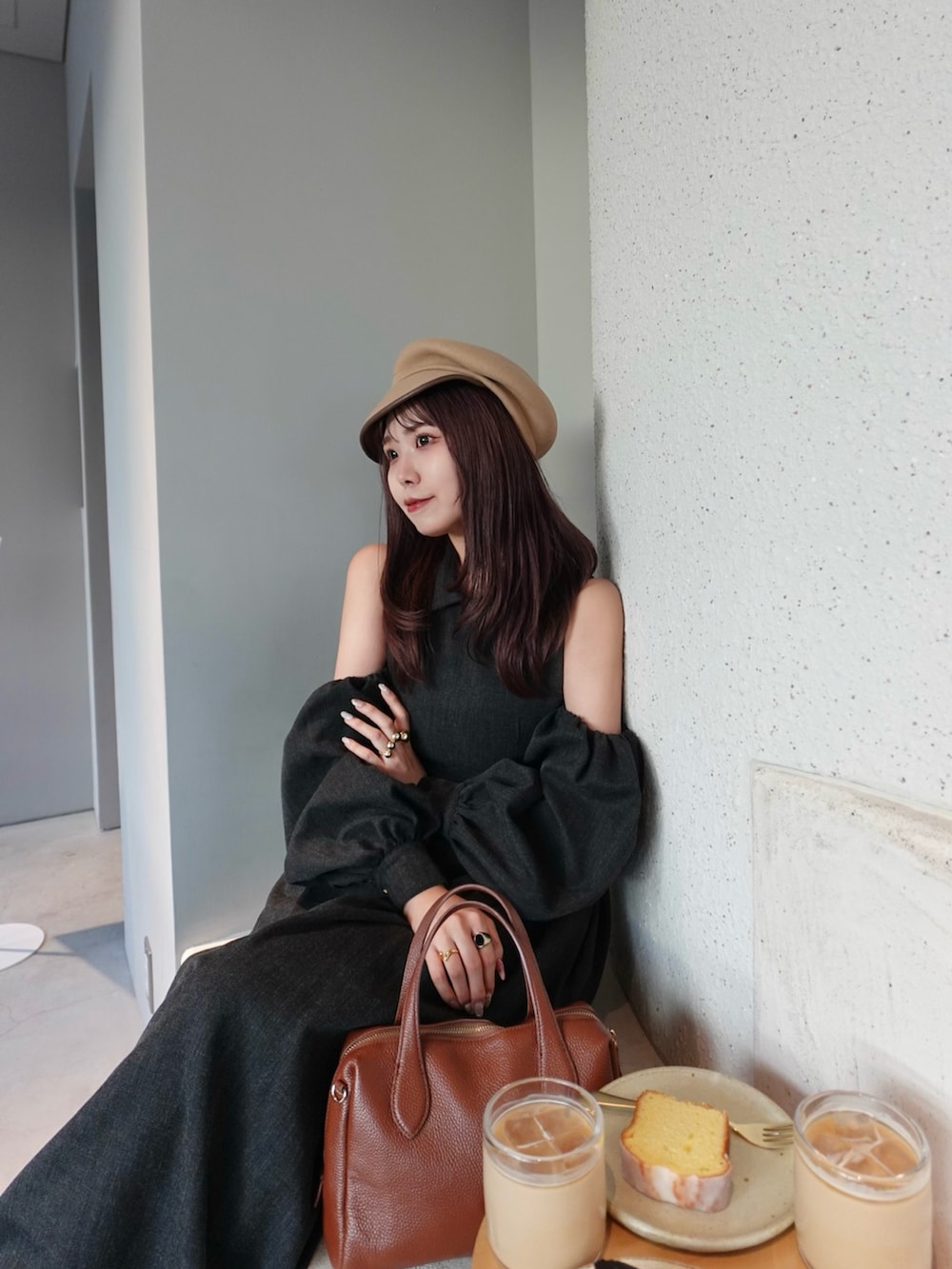 ブラウン系のボストンバッグ、ブラック系のローファー、ブラック系のワンピース/ドレスを着用したレディースの秋コーディネートの5枚目の写真